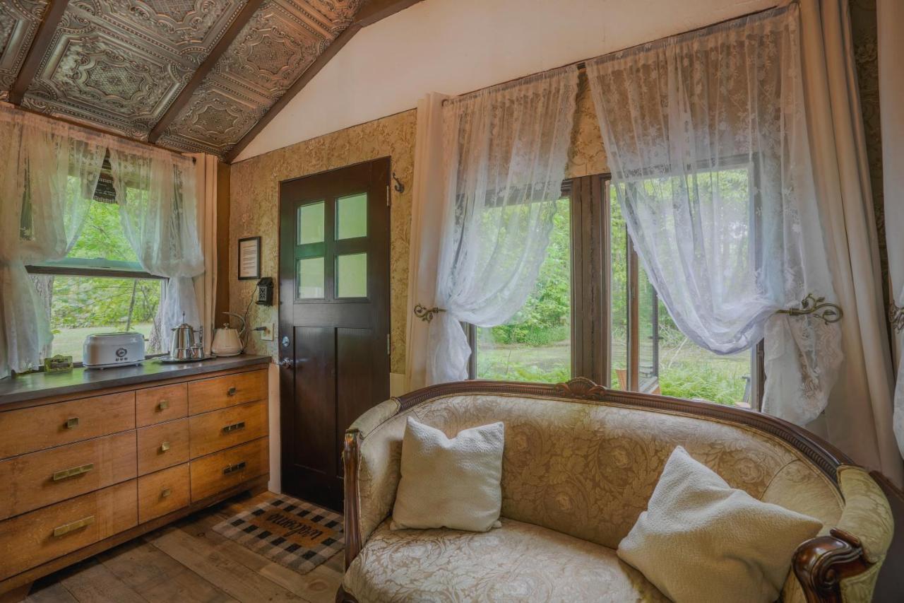 Vintage Wild West Tiny Hotel In The Woods! Pine City Dış mekan fotoğraf